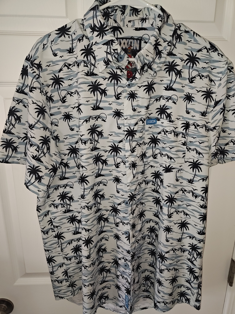 Dixxon Moorea Party Shirt in men’s size Medium. Excellent condition.